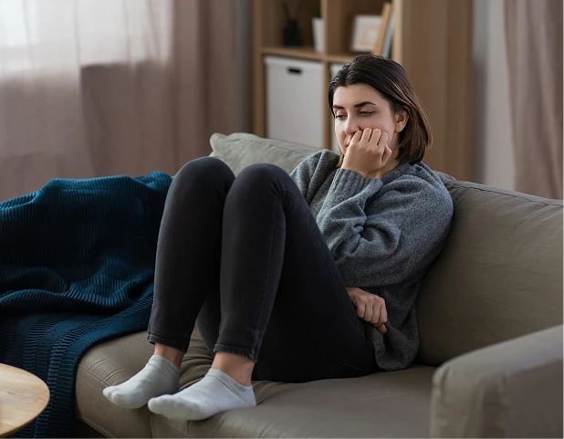 Nachdenkliche junge Frau als Sinnbild für innere Anspannung, Angst und emotionale Belastung.