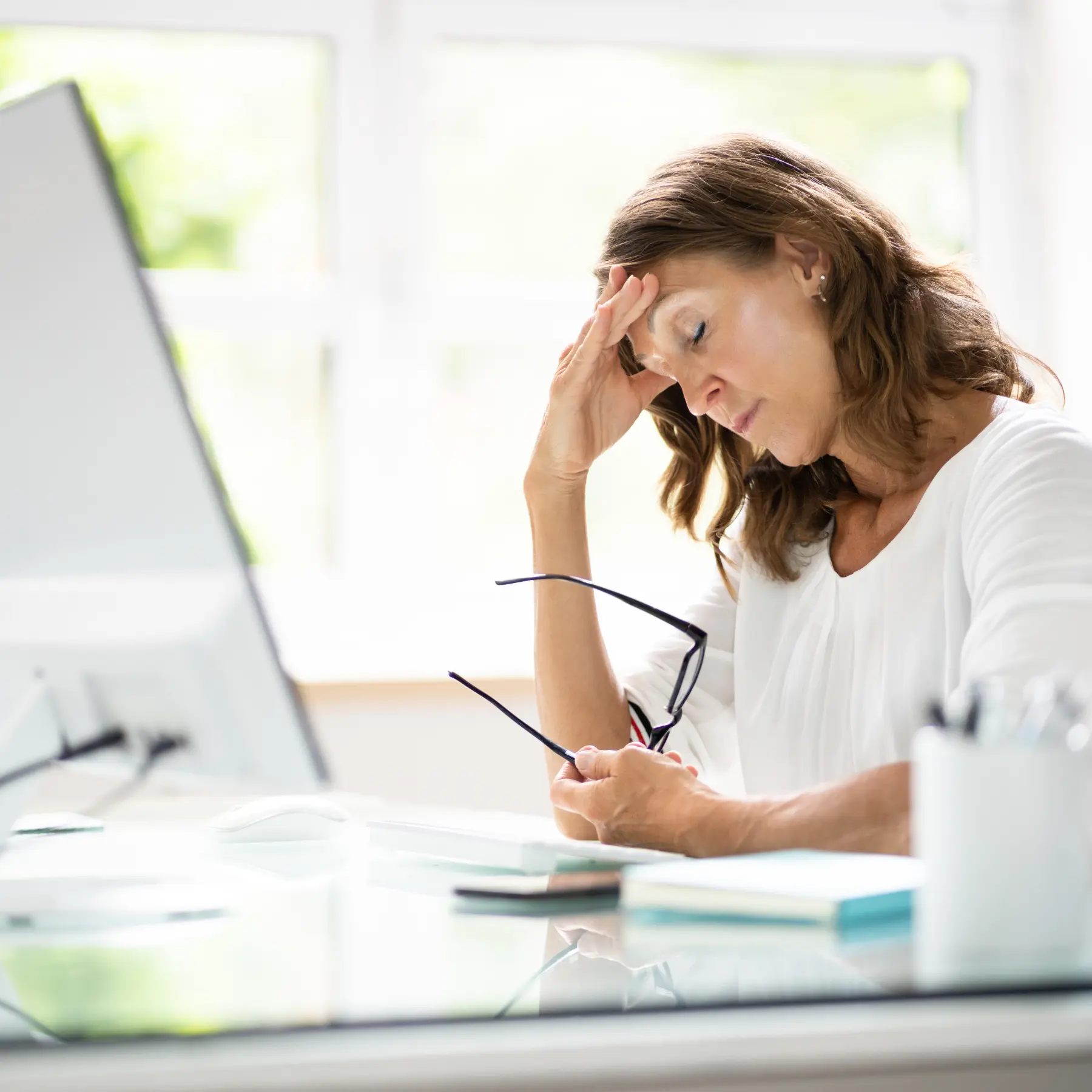 Erschöpfte Frau bei der Arbeit in Bargteheide als Sinnbild für chronischen Stress und mentale Überlastung.