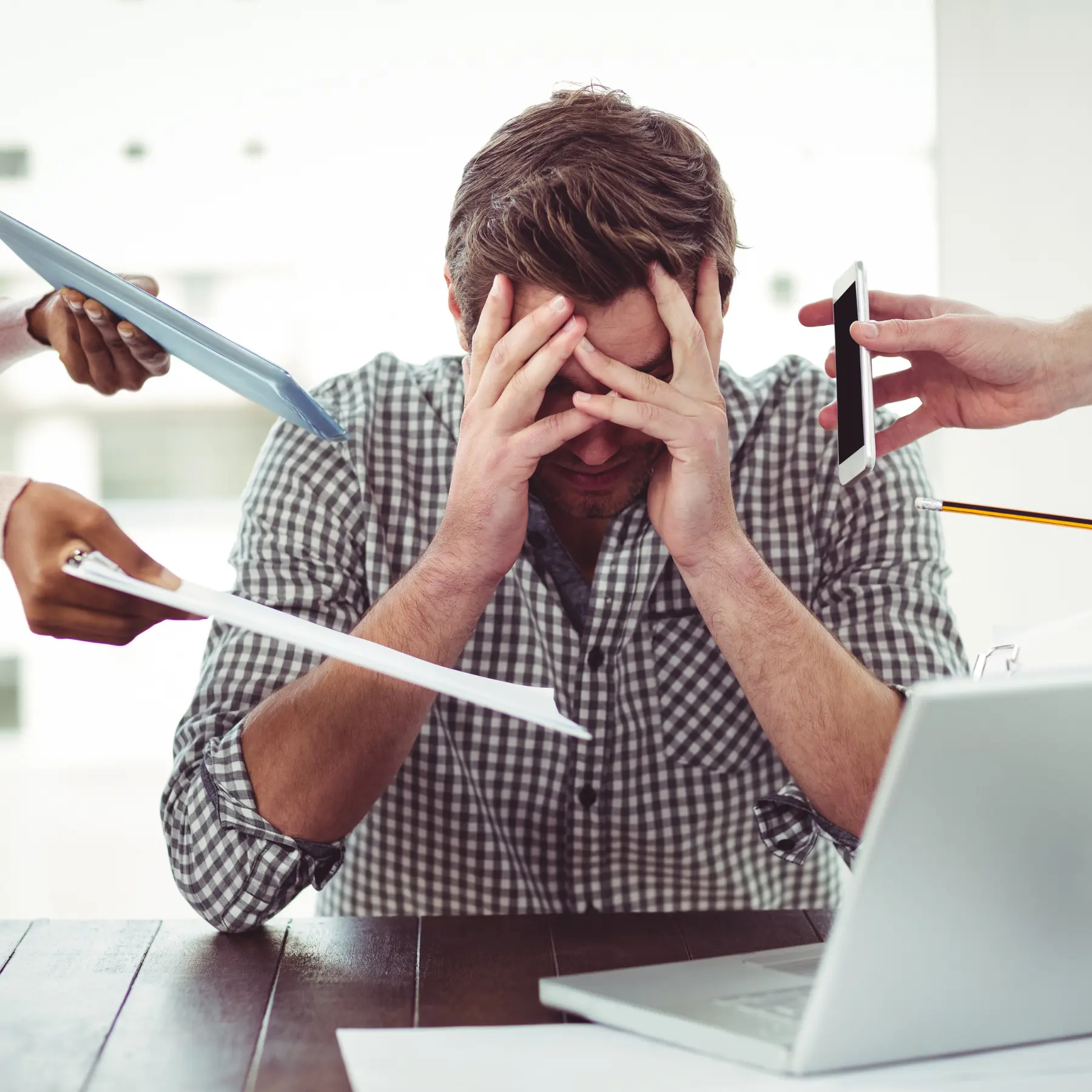 Überforderter Mann am Laptop als Sinnbild für äußeren Druck, Stress und mentale Erschöpfung.