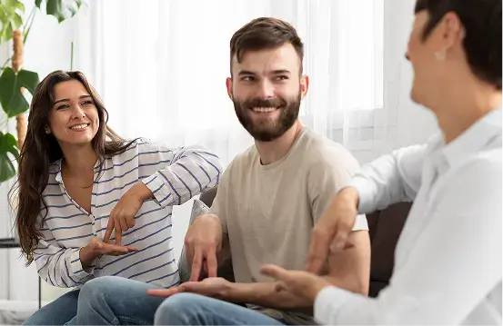 Entspannte Gesprächssituation bei einem Coaching mit positiver Stimmung.