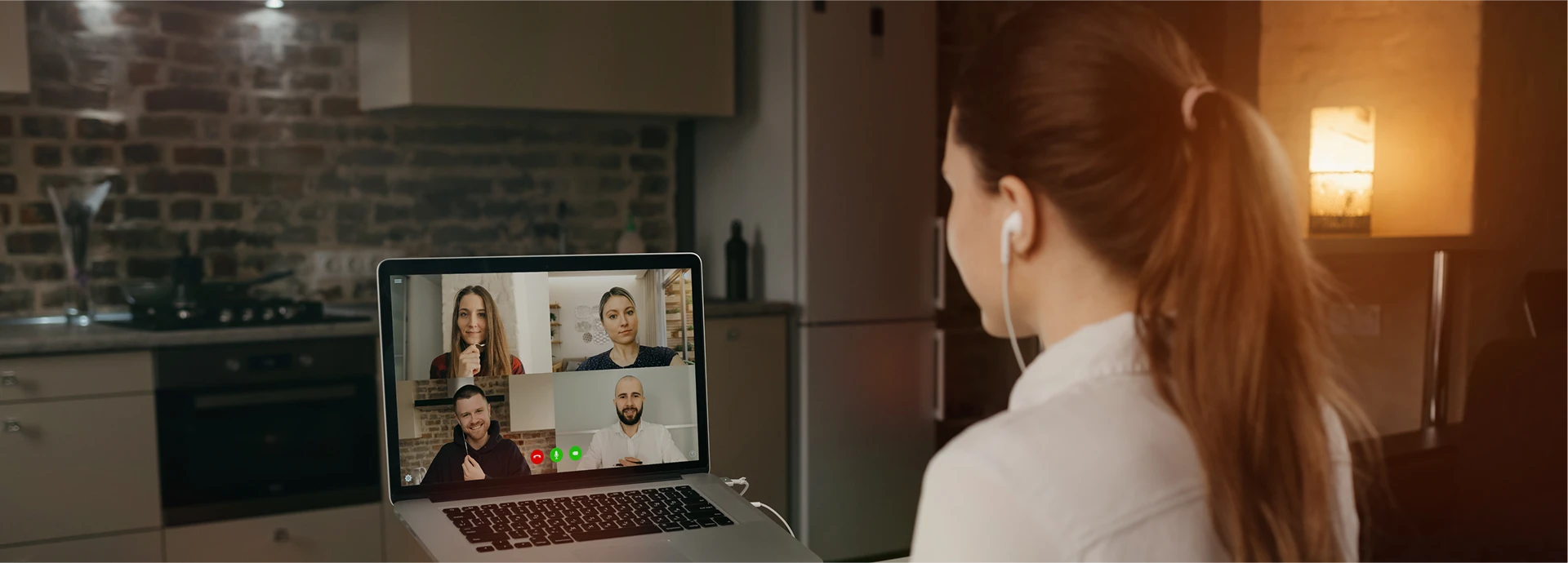 Junge Frau nimmt in ruhiger Umgebung an einer Psychotherapeutischen Online-Gesprächssituation teil.