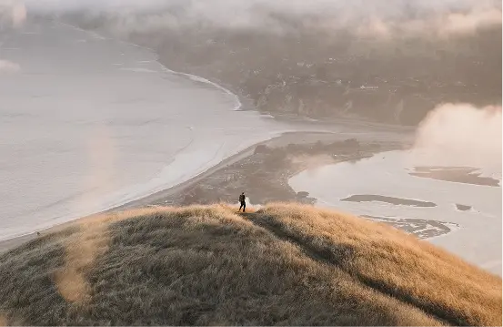 Symbolbild für persönlichen Fortschritt und innere Stärke. Der Weg bergauf steht für die Entwicklung, die Klient:innen in meiner psychotherapeutischen Privatpraxis gehen.