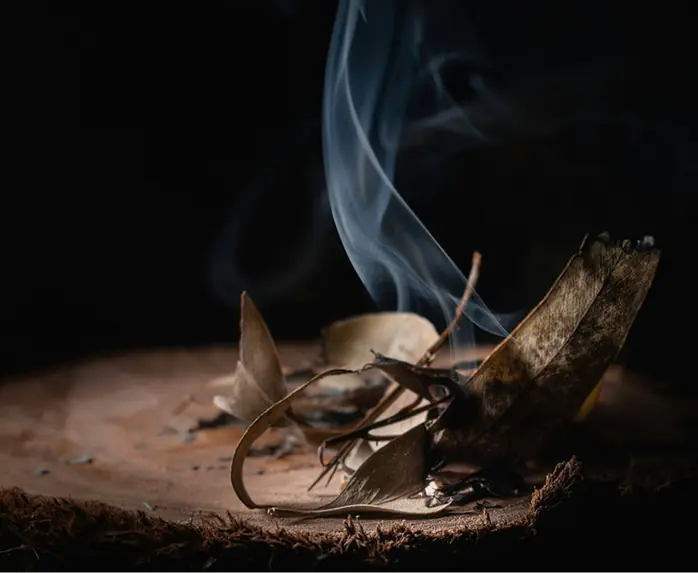 Ruhige Atmosphäre mit Räucherwerk als Symbol für Achtsamkeit und innere Einkehr.