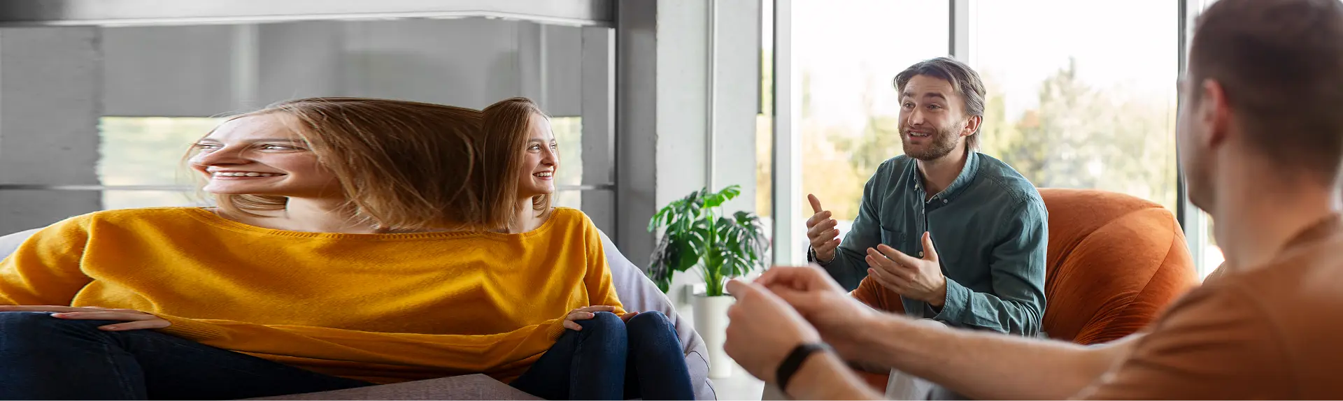 Drei Menschen im offenen Gespräch als Symbol für Austausch, Klärung und verständliche Antworten.