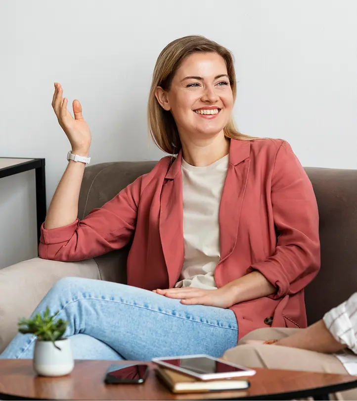 Junge Frau im Gespräch als Symbol für Verstehen, Entlastung und einen klärenden Moment.