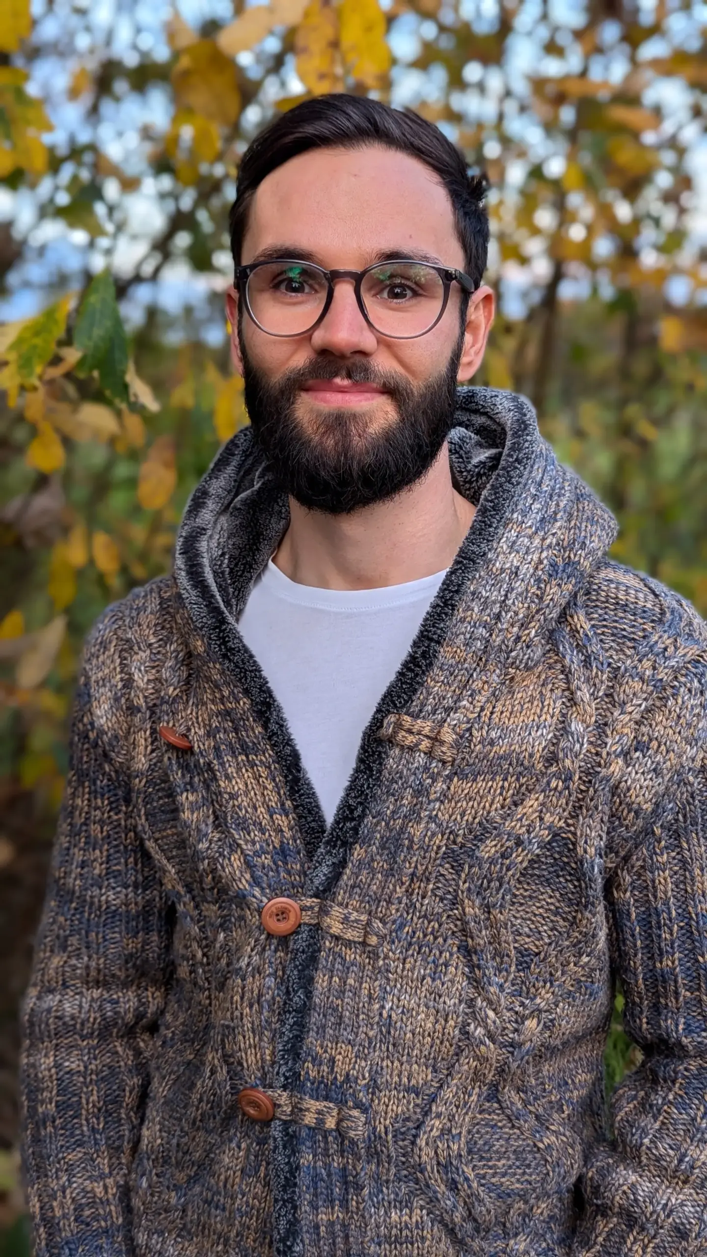 Timo Decker beim Spaziergang in der Natur als Ausdruck von Ruhe, Klarheit und Bodenständigkeit.